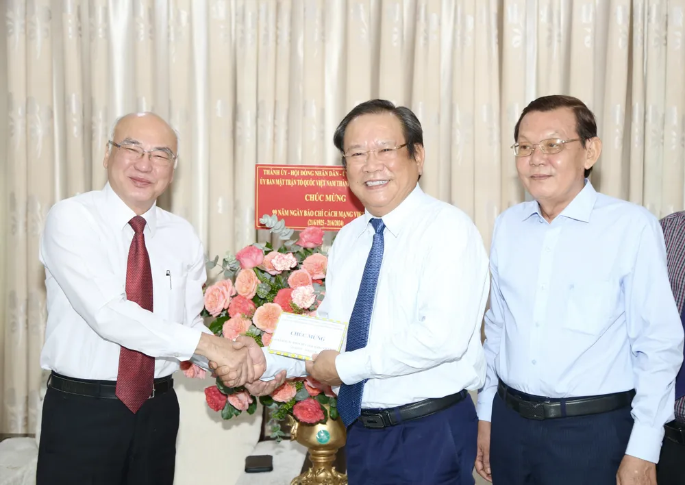 Ông Phan Nguyễn Như Khuê, Ủy viên Ban Thường vụ, Trưởng Ban Tuyên giáo Thành ủy TP.HCM (trái) và Chủ tịch Hội Nhà báo TP.HCM Nguyễn Tấn Phong (phải) thăm, chúc mừng báo Pháp Luật TP.HCM. Ảnh: HOÀNG GIANG. Trưởng ban Tuyên giáo TP.HCM: Báo Pháp Luật TP.HCM đang dần tạo được thương hiệu qua các phóng sự điều tra-ban-tuyen-giao-tham-21-6 (8).jpg