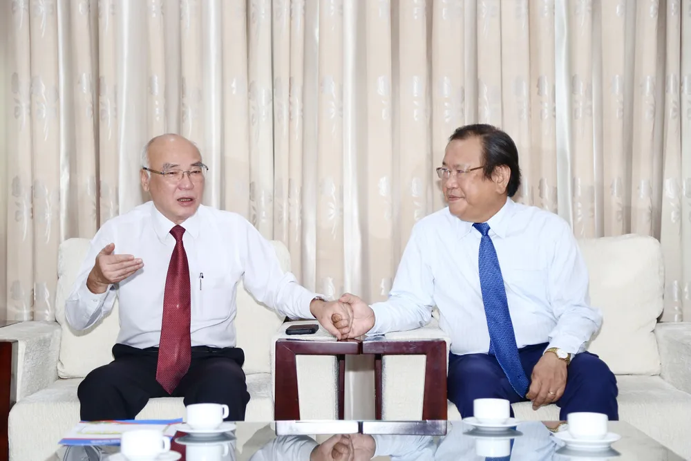 Trưởng Ban Tuyên giáo Thành ủy TP.HCM Phan Nguyễn Như Khuê trò chuyện với Tổng Biên tập báo Pháp Luật TP.HCM Mai Ngọc Phước. Ảnh: HOÀNG GIANG. Trưởng ban Tuyên giáo TP.HCM: Báo Pháp Luật TP.HCM đang dần tạo được thương hiệu qua các phóng sự điều tra-ban-tuyen-giao-tham-21-6 (9).jpg