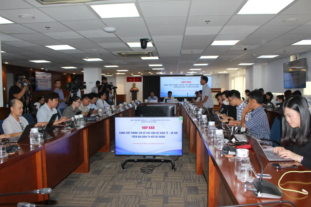 Một buổi họp báo tại trung tâm báo chí TP.HCM. Ảnh: THÀNH NHÂN Giám đốc Trung tâm báo chí TP.HCM: Linh hồn của các cuộc họp báo là các câu hỏi, thông tin của phóng viên-Toàn cảnh (2).JPG