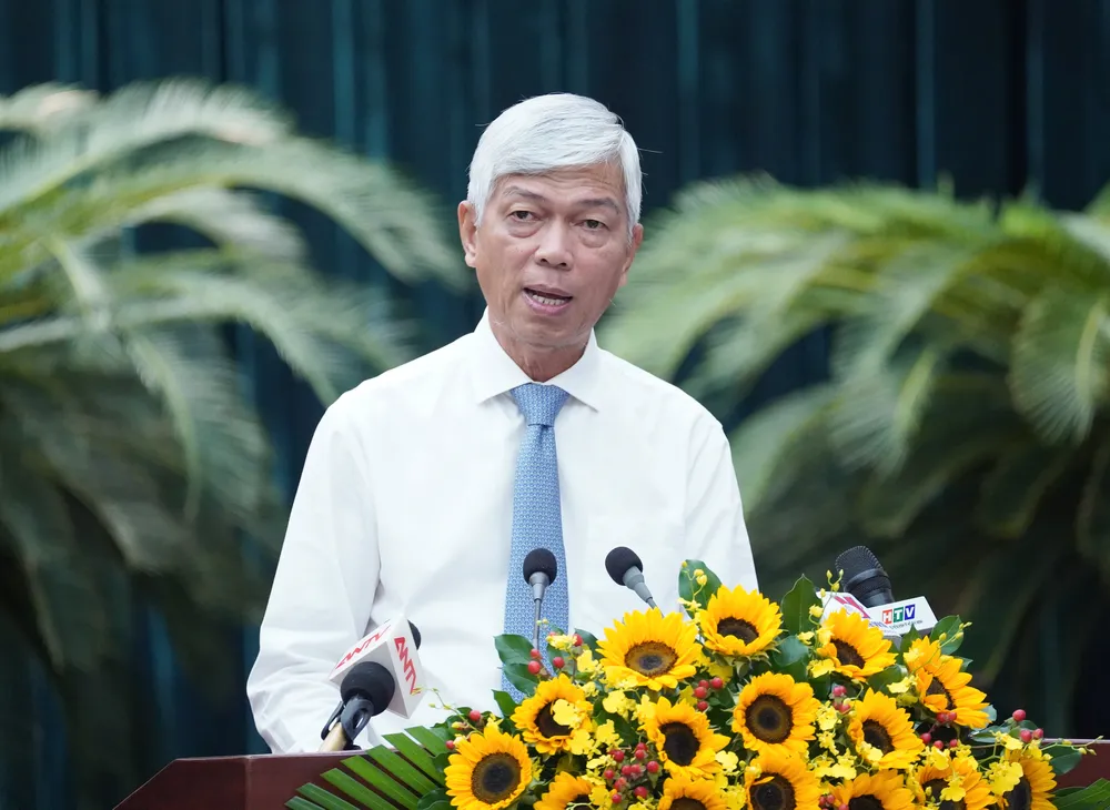 Phó Chủ tịch UBND TP.HCM Võ Văn Hoan trình bày tờ trình. Ảnh: THUẬN VĂN hop-HDND-TP-ve-quy-hoach-luc-luong-an-ninh-trat-tu-co-so.jpg