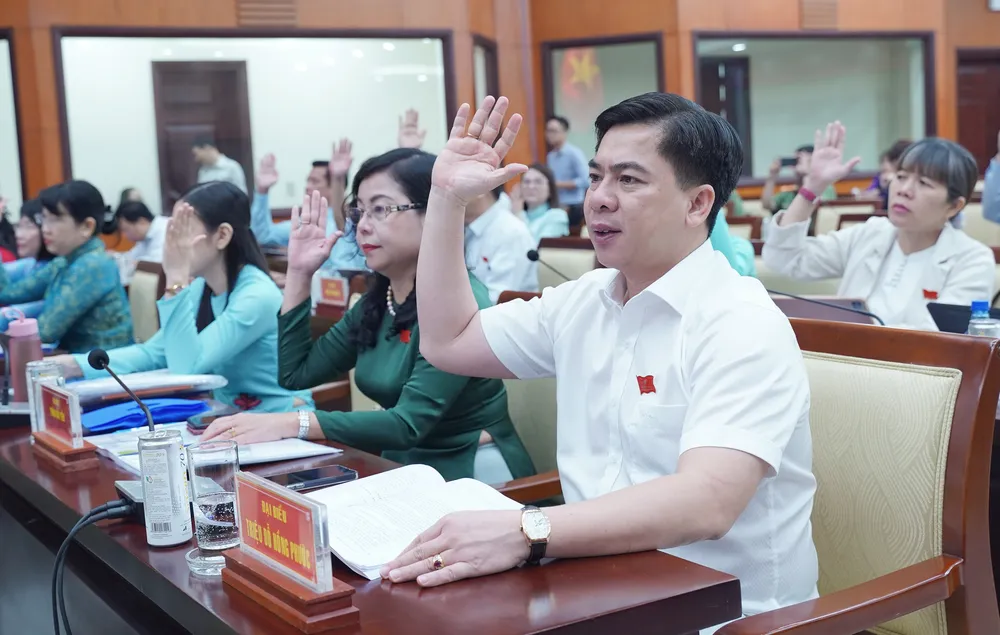 Đại biểu HĐND TP.HCM biểu quyết thông qua các nội dung tại kỳ họp. Ảnh: THUẬN VĂN hop-HDND-TP-ve-quy-hoach-ho-tro-luc-luong-an-ninh-co-so.jpg