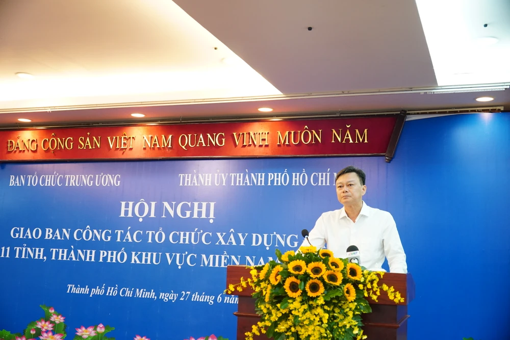 Vụ trưởng Vụ Địa phương III, Ban Tổ chức Trung ương Nguyễn Văn Phóng báo cáo tại hội nghị. Ảnh: THANH THÙY. Ngành tổ chức xây dựng Đảng: Chuẩn bị cho đại hội Đảng bộ các cấp, tiến tới Đại hội XIV của Đảng-Ban-to-chuc-trung-uong-xay-dung-dang (2).JPG