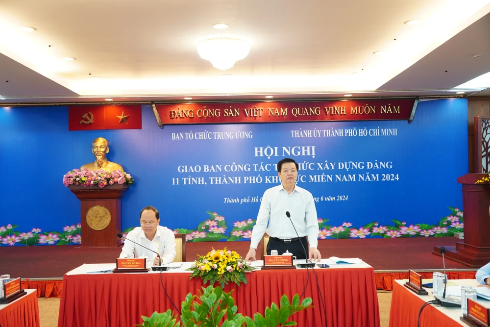Phó Trưởng Ban Thường trực Ban Tổ chức Trung ương Mai Văn Chính (đứng) nêu nhiều đầu việc của ngành xây dựng Đảng để chuẩn bị cho đại hội Đảng các cấp. Ảnh: THANH THÙY. Ngành tổ chức xây dựng Đảng: Chuẩn bị cho đại hội Đảng bộ các cấp, tiến tới Đại hội XIV của Đảng-Ban-to-chuc-trung-uong-xay-dung-dang (4).JPG