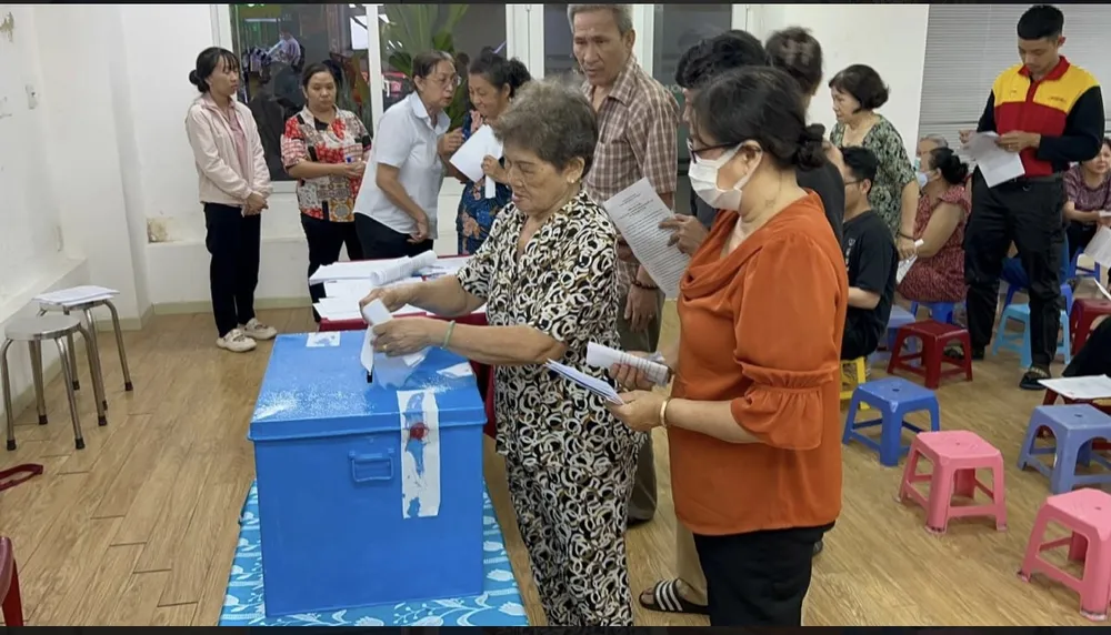 Người dân phường 17, quận Phú Nhuận lấy ý kiến cử tri về việc sáp nhập phường. Các phường trong diện sắp xếp đơn vị hành chính tại TP.HCM thực hiện lấy ý kiến cử tri--lay-y-kien-cu-tri-ve-sap-xep-don-vi-hanh-chinh-cac-phuong2.jpg