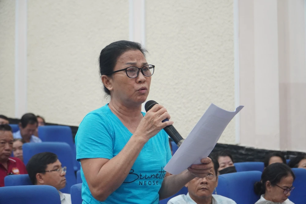 Cử tri nêu ý kiến tại hội nghị. Ảnh: THANH THÙY Ông Phan Nguyễn Như Khuê: Xem xét đưa nội dung Khu đô thị mới Thủ Thiêm vào chương trình kỳ họp HĐND TP.HCM tới đây-ông-phan-nguyen-nhu-khue-noi-ve-khu-do-thi-moi-thu-thiem-thu-duc (4).jpg