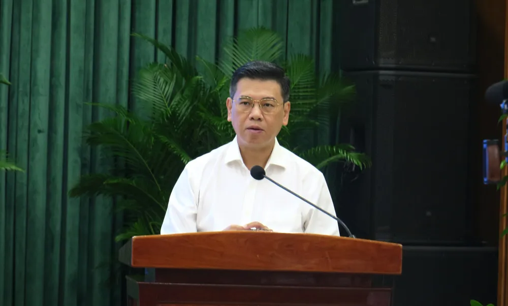 Phó Chủ tịch UBND TP.HCM Nguyễn Văn Dũng phát biểu chỉ đạo tại hội nghị. Ảnh: THANH THÙY Văn phòng UBND TP.HCM tăng cường phối hợp với sở, ngành địa phương để xử lý công việc-so-ket-6-thang-van-phong-UBND TP.jpg