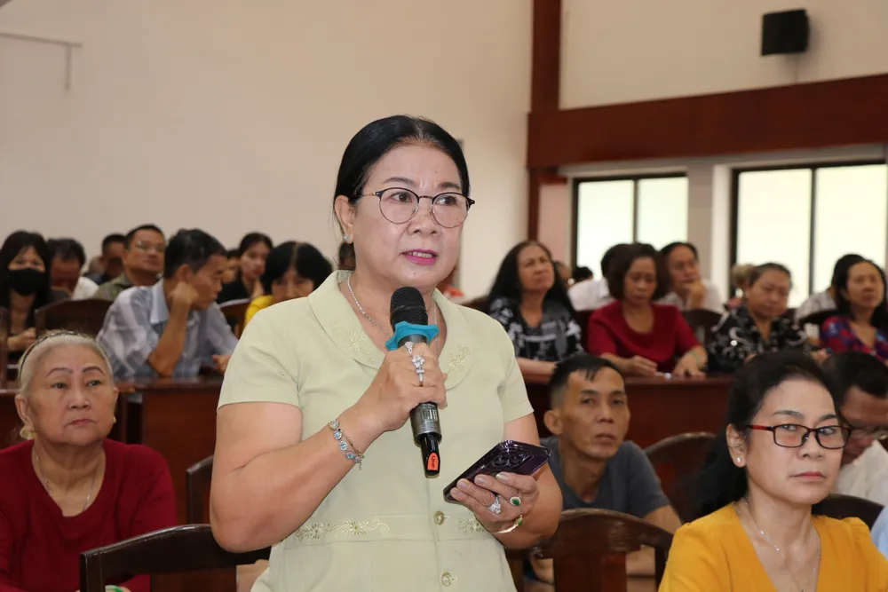 Cử tri nêu ý kiến tại hội nghị. Ảnh: THANH TUYỀN Cử tri quan tâm đến quy định mua tin chống tham nhũng của TP.HCM-tiep-xuc-cu-tri-quan-11-tham-nhung-quy-dinh-mua-tin.jpg