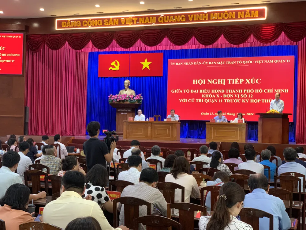 Cử tri quận 11 quan tâm về công tác phòng, chống tham nhũng, tiêu cực cũng như tình hình trật tự trên địa bàn. Ảnh: THANH TUYỀN Cử tri quan tâm đến quy định mua tin chống tham nhũng của TP.HCM-tiep-xuc-cu-tri-quan-11-tham-nhung-quy-dinh-mua-tin1.jpg