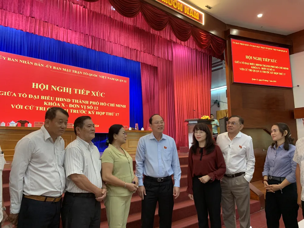 Phó Bí thư Thường trực Thành ủy TP.HCM Nguyễn Hồ Hải trao đổi với các đại biểu sau hội nghị. Ảnh: THANH TUYỀN Cử tri quan tâm đến quy định mua tin chống tham nhũng của TP.HCM-tiep-xuc-cu-tri-quan-11-tham-nhung-quy-dinh-mua-tin2.JPG