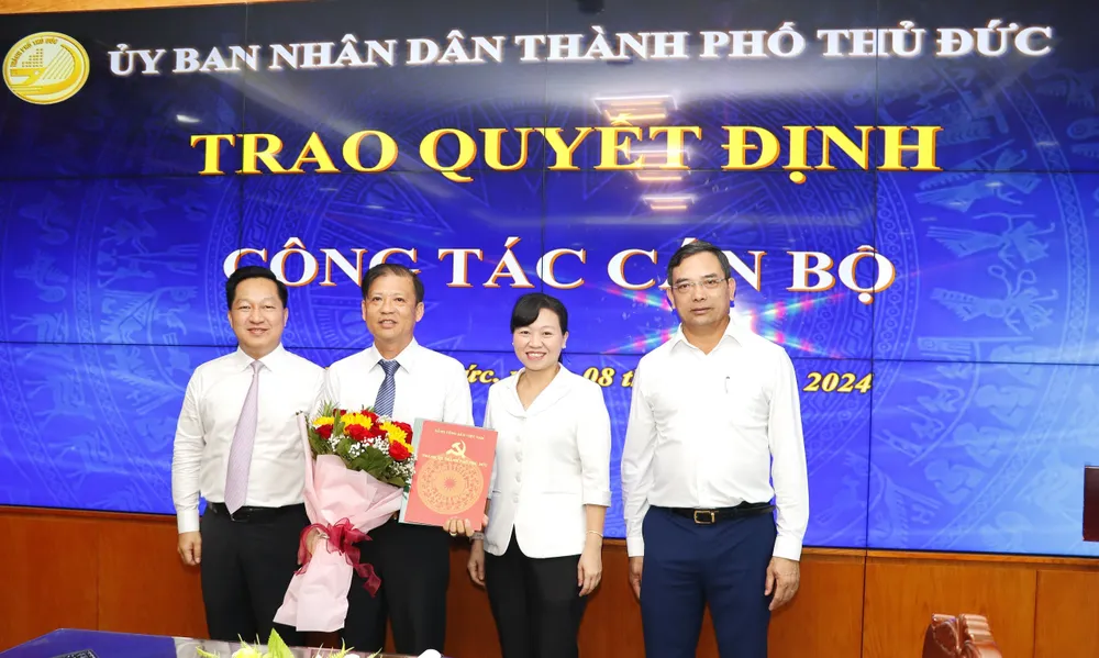 Chủ tịch UBND TP Thủ Đức Hoàng Tùng (góc trái ảnh) và Phó Chủ tịch UBND TP Thủ Đức Đỗ Anh Khang (góc phải ảnh) chúc mừng nhân sự mới. Ảnh: THANH THÙY Phường Hiệp Bình Chánh, TP Thủ Đức có tân Chủ tịch phường-phuong-hiep-binh-chanh-tp-thu-duc-co-tan-chu-tich-phuong.jpg