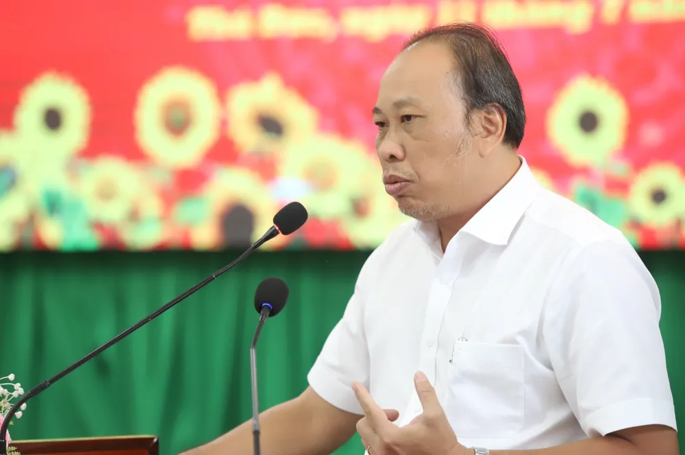 Trưởng phòng Phòng giao thông công chính TP Thủ Đức Lưu Trọng Nghĩa báo cáo tại hội nghị. Ảnh: THANH THÙY Bí thư Nguyễn Văn Nên: Sẽ bàn bạc với UBND TP.HCM xây hồ điều tiết chống ngập tại TP Thủ Đức-ong-luu-trong-nghia-chong-ngap-cho-thu-duc-xay-ho-dieu-tiet.jpg