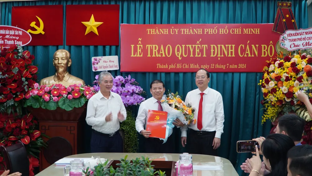 Trưởng ban Nội chính Thành ủy TP.HCM Ngô Minh Châu và Phó Bí thư thường trực Thành ủy TP.HCM chúc mừng nhân sự mới. Ảnh: THANH TUYỀN Phó Viện trưởng VKSND TP.HCM làm Phó trưởng ban Nội chính Thành ủy TP.HCM-pho-ban-noi-chinh-nguyen-thanh-sang.jpg