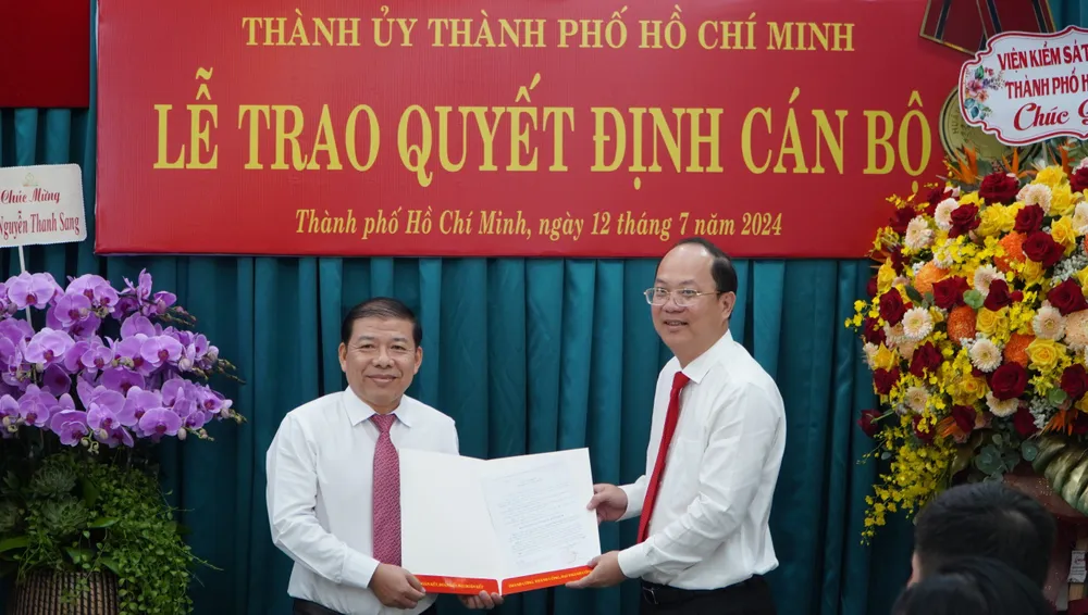 Phó Bí thư Thường trực Thành ủy TP.HCM Nguyễn Hồ Hải trao quyết định cho ông Nguyễn Thanh Sang. Ảnh: THANH TUYỀN Phó Viện trưởng VKSND TP.HCM làm Phó trưởng ban Nội chính Thành ủy TP.HCM-pho-vien-truong-vien-kiem-sat-nhan-dan-tphcm-lam-pho-ban-noi-chinh.jpg