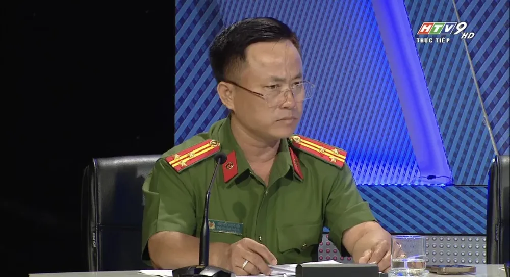 Thượng tá Nguyễn Ngọc Hải, Phó Trưởng Phòng Cảnh sát quản lý hành chính về trật tự xã hội (PC06), Công an TP.HCM trả lời cử tri. Ảnh: Chụp màn hình. Cử tri TP.HCM: Vẫn còn cơ quan, cán bộ đòi sổ hộ khẩu giấyso-ho-khau-tphcm1.jpg