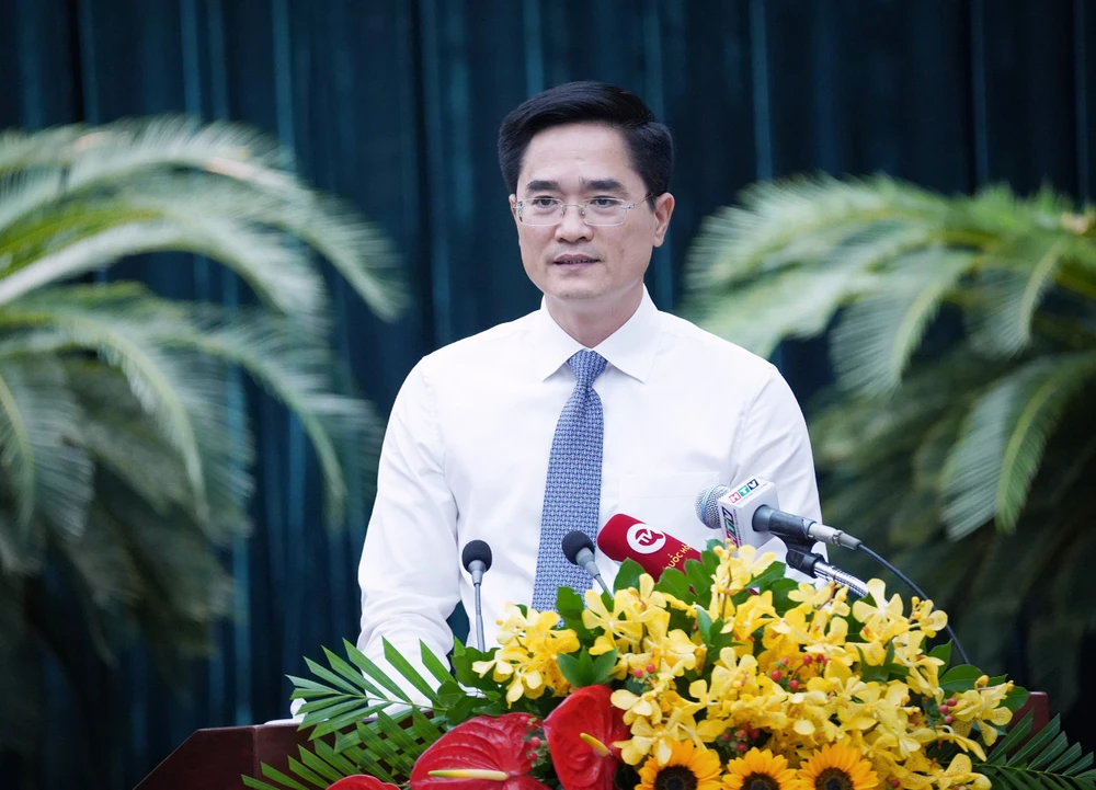 Giám đốc Sở GTVT TP.HCM Trần Quang Lâm báo cáo về đề án. Ảnh: THUẬN VĂN TP.HCM đặt mục tiêu đến năm 2035 sẽ hoàn thành 183km đường sắt đô thị -giam-doc-so-GTVT-TPHCM-duong-sat-do-thi.jpg