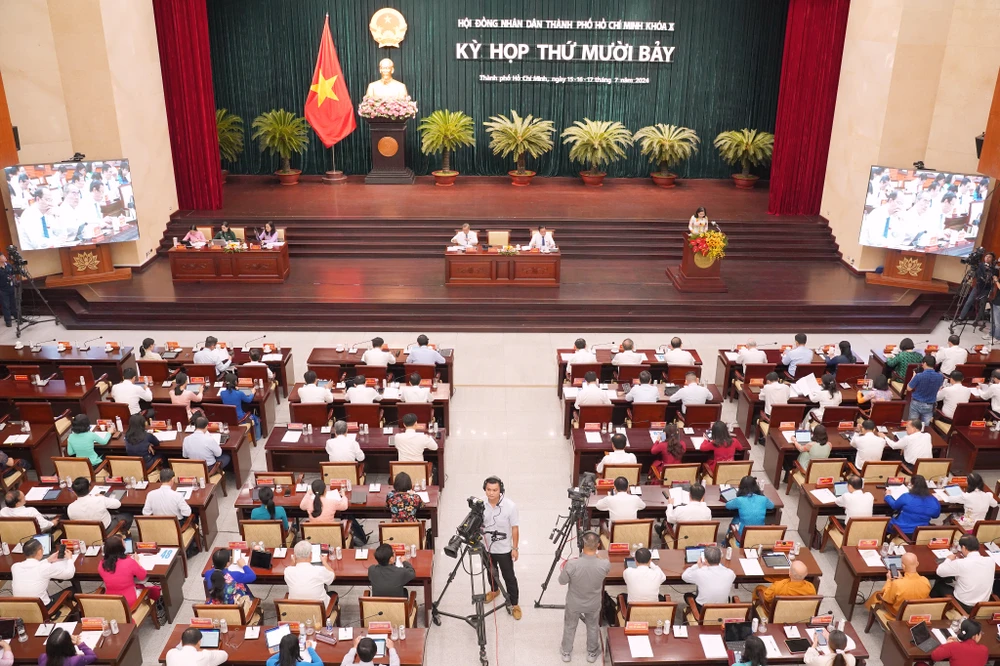 Lần đầu tiên, HĐND TP.HCM ứng dụng trợ lý ảo để thẩm tra các tờ trình, dự thảo nghị quyết. Ảnh: THUẬN VĂN Lần đầu tiên, HĐND TP.HCM dùng trợ lý ảo để thẩm tra tờ trình, dự thảo nghị quyếthdnd-tphcm-kinh-te-xa-hoi (6).jpg