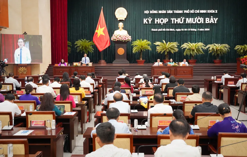 Phiên chất vấn sáng 16-7. Ảnh: THUẬN VĂN Mỗi tuần, TP.HCM có 100 cuộc tấn công vào dữ liệu, 1 triệu hành vi vi phạm an ninh mạng-chat-van-so-tt-tt-ve-quang-cao-tin-gia-tin-sai-su-that.jpg