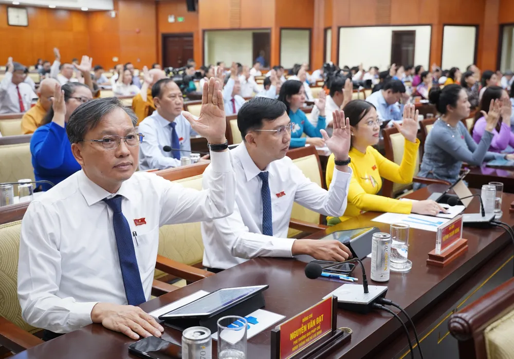 Đại biểu biểu quyết thông qua nghị quyết. Ảnh: THUẬN VĂN HĐND TP.HCM tán thành phương án sáp nhập 80 phường -ky-hop-hdnd-tphcm-sap-xep-don-vi-hanh-chinh-sap-nhap-80-phuong (3).jpg