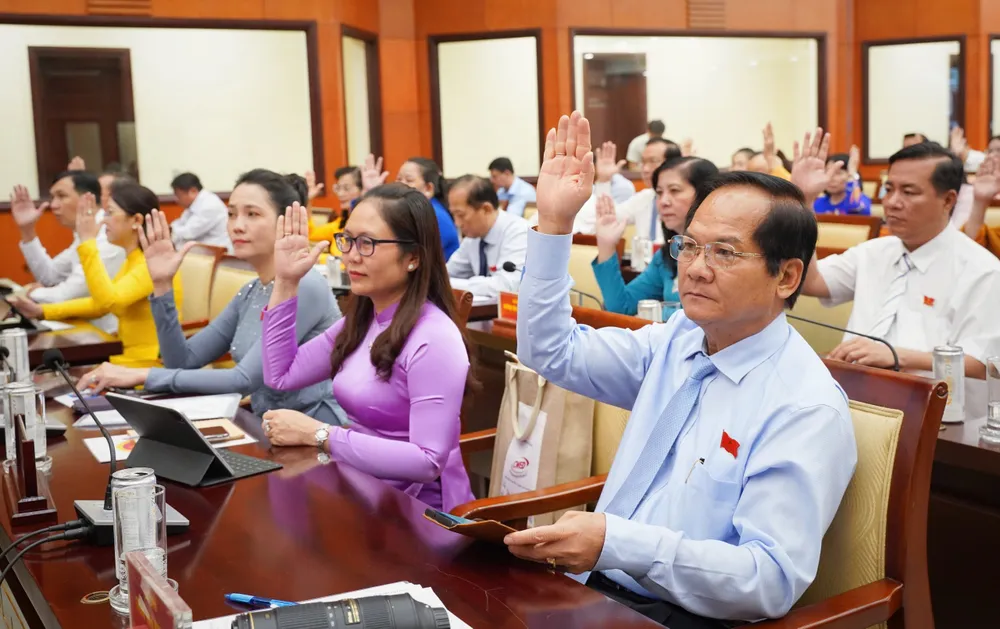 Đại biểu HĐND TP.HCM biểu quyết thông qua chương trình giám sát năm 2025. Ảnh: THUẬN VĂN HĐND TP.HCM giám sát chuyên đề về Nghị quyết 98, công tác quy hoạch trong năm 2025-ky-hop-hdnd-tphcm-giam-at-chuyen-de-nghi-quyet-98-va-quy-hoach-tphcm(4).jpg
