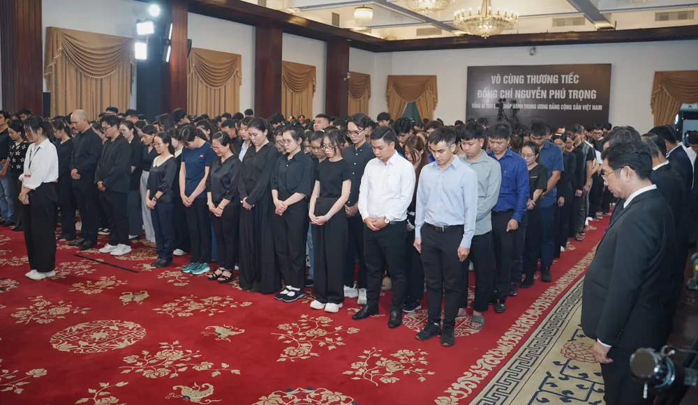 Vì số lượng người dân đến đông, Ban tổ chức lễ viếng TP.HCM quyết định mở giờ viếng thêm 1 tiếng, đến 23 giờ tối 25-7. Ảnh: THUẬN VĂN TP.HCM sẽ mở cửa đến 23 giờ tối nay để người dân vào viếng Tổng Bí thư Nguyễn Phú Trọng-le-vieng-tong-bi-thu-nguyen-phu-trong-tphcm-toi-muon (3).jpg