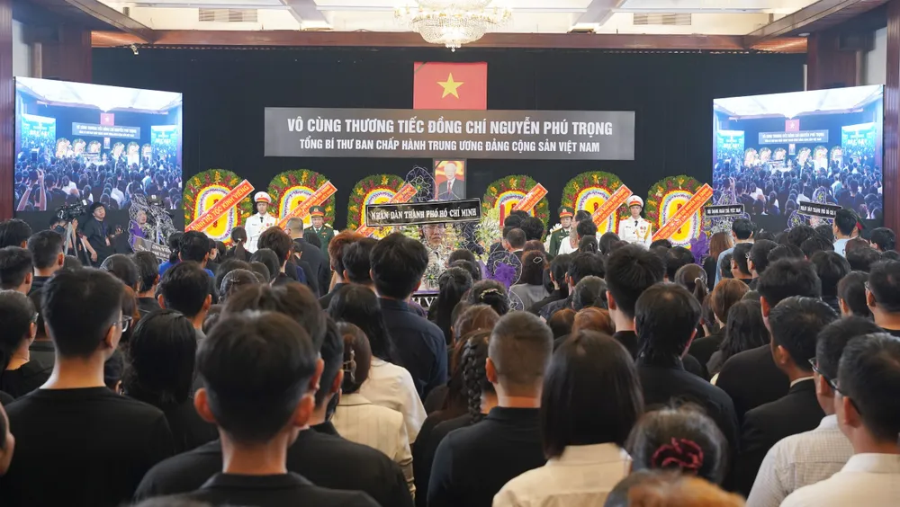 Rất đông người dân cùng đến lễ viếng Tổng Bí thư tại Hội trường Thống Nhất, TP.HCM vào tối muộn 25-7. Ảnh: THUẬN VĂN Tổng Bí thư Nguyễn Phú Trọng-le-vieng-tong-bi-thu-nguyen-phu-trong-tphcm-toi-muon .jpg