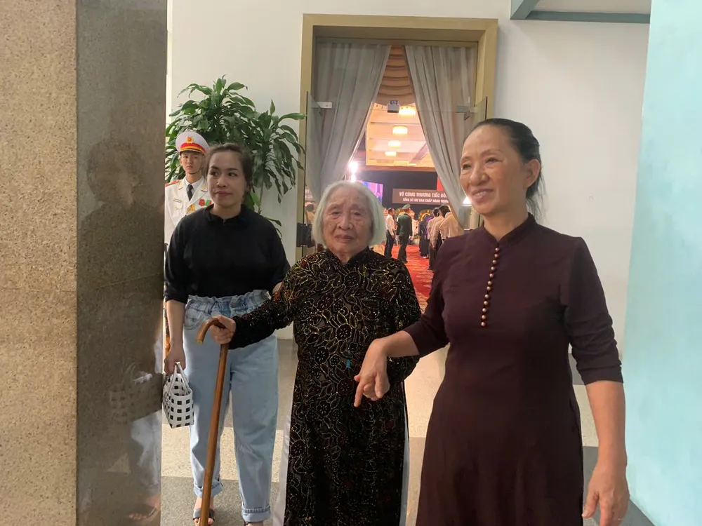 Bà Bùi Thị Nhỡi vẫn chống gậy, mặc áo dài đến viếng Tổng Bí thư. Ảnh: THANH TUYỀN Người già, trẻ nhỏ viếng Tổng Bí thư Nguyễn Phú Trọng với nhiều cảm xúc-le-vieng-tong-bi-thu-tphcm .jpg