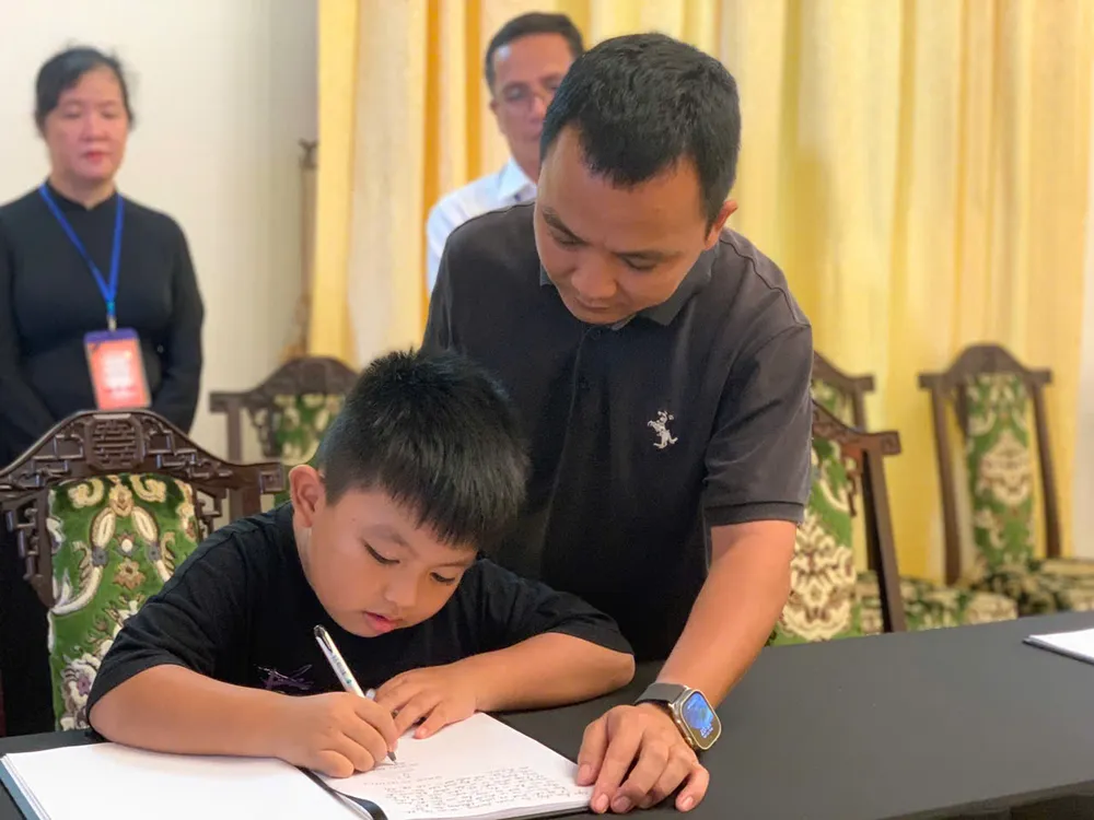 Anh Dương đã đi viếng 1 mình vào buổi sáng. Sau đó quyết định đưa cả gia đình 5 người đến viếng vào buổi chiều. Ảnh: THANH TUYỀN Người già, trẻ nhỏ viếng Tổng Bí thư Nguyễn Phú Trọng với nhiều cảm xúc-le-vieng-tong-bi-thu-tphcm (2).jpg