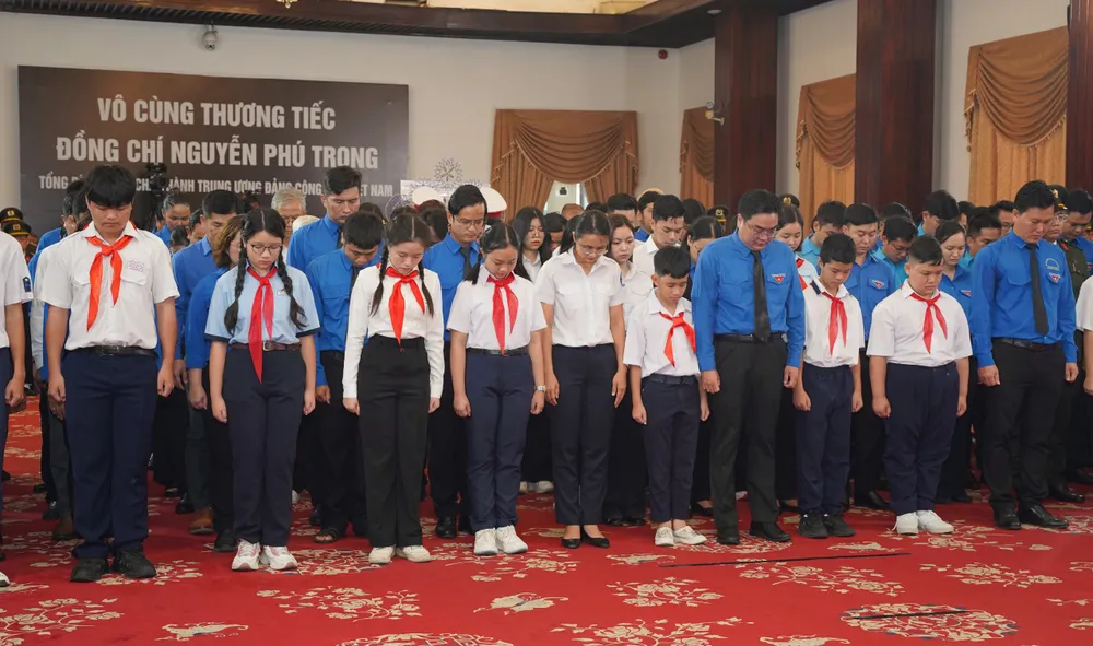 Các em thiếu nhi cùng Thành đoàn TP.HCM viếng tang. Ảnh: THUẬN VĂN Nhớ mãi hình ảnh Tổng Bí thư Nguyễn Phú Trọng đi thăm các hộ nông dân ở các tỉnh miền Tây-vieng-tong-bi-thu-tphcm.jpg