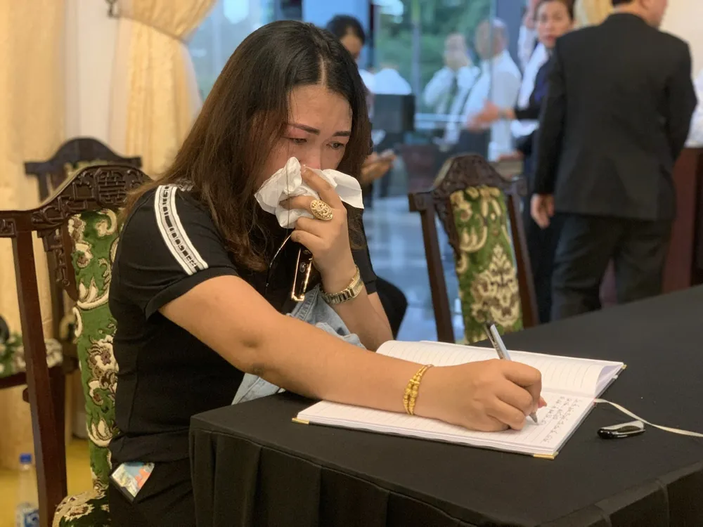 Người dân khóc, viết vào sổ dòng tưởng niệm Tổng Bí thư Nguyễn Phú Trọng. Ảnh: THANH TUYỀN vieng-tong-bi-thu-tphcm (6).jpg