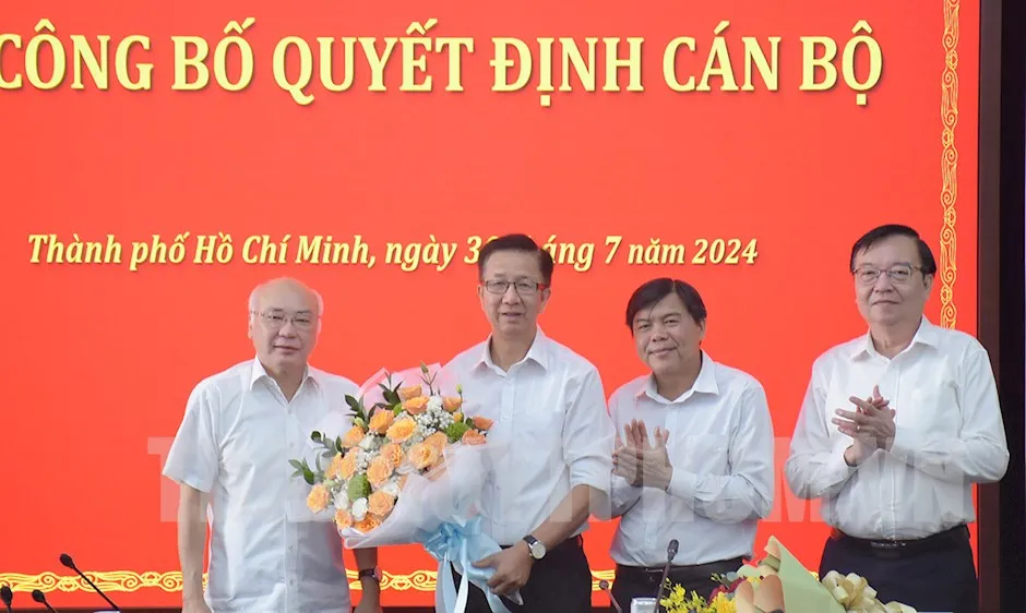 Lãnh đạo Ban Tuyên giáo Thành ủy TP cùng chụp ảnh kỉ niệm với ông Phạm Đức Hải. Ảnh: Web Thành ủy TP.HCM Bí thư Nguyễn Văn Nên trao quyết định nghỉ hưu cho ông Phạm Đức Hảibi-thu-nguyen-van-nen-trao-quyet-dinh-can-bo-ong-pham-duc (2).jpg