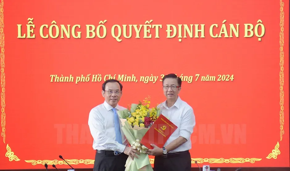 Bí thư Thành ủy TP.HCM Nguyễn Văn Nên trao quyết định nghỉ hưu cho ông Phạm Đức Hải. Ảnh: Web Thành ủy TP.HCM Bí thư Nguyễn Văn Nên trao quyết định nghỉ hưu cho ông Phạm Đức Hải-bi-thu-nguyen-van-nen-trao-quyet-dinh-can-bo-ong-pham-duc-.jpg