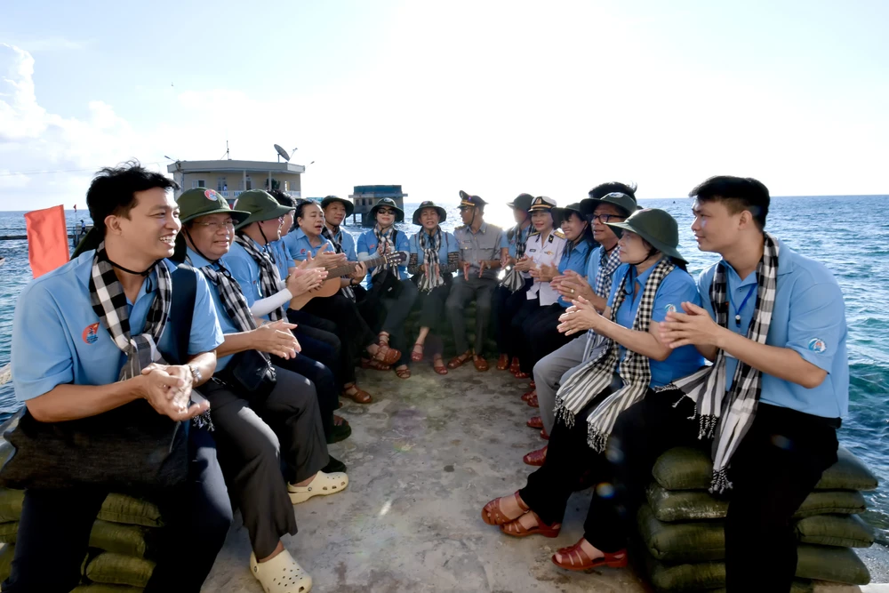 CLB “Vì Hoàng Sa- Trường Sa thân yêu': Hành trình 10 năm và chất keo đặc biệt nối biển-bờ gần nhau hơn- CLB-hoang-sa-truong-sa.jpg