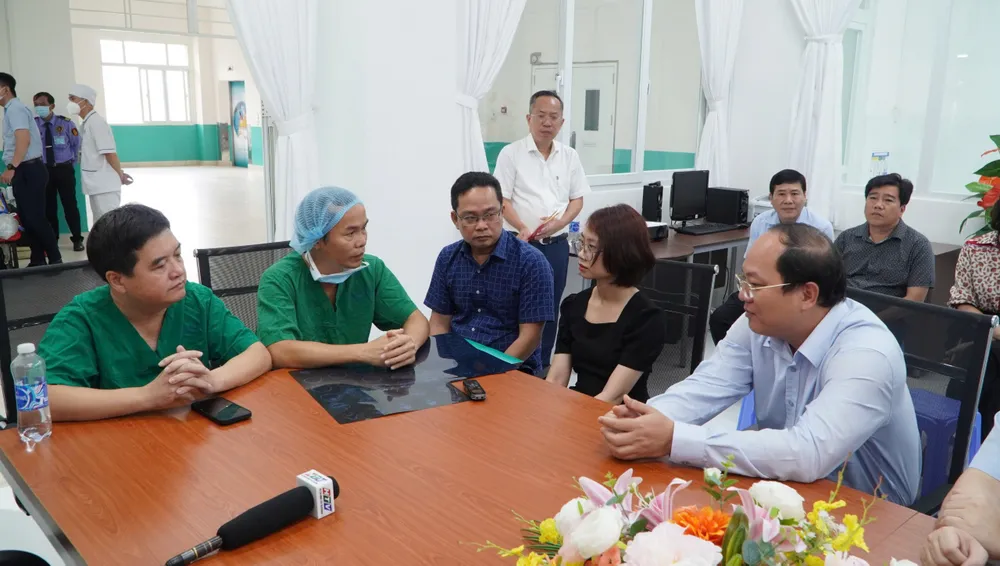 Lãnh đạo Thành ủy TP.HCM thăm, động viên nạn nhân vụ gãy nhánh cây trong công viên Tao Đàn -gay-nhanh-cay-cong-vien-tao-dan.jpg