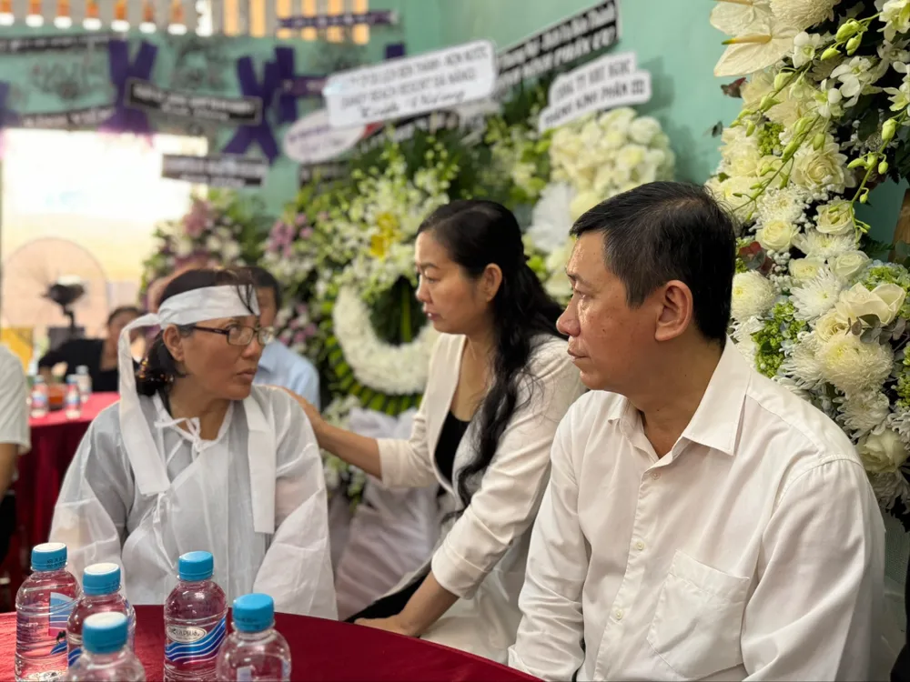 Lãnh đạo Ban Dân vận Thành ủy TP.HCM đến viếng gia đình nạn nhân không may tử vong do nhánh cây gãy đè trúng tại Công viên Tao Đàn, quận 1. Ảnh. THANH THÙY Lãnh đạo Ban Dân vận Thành ủy TP.HCM viếng nạn nhân vụ gãy nhánh cây tại công viên Tao Đànban-dan-van-tham-nan-nhan-nhanh-cay-gay-cong-vien-tao-dan (2).jpg