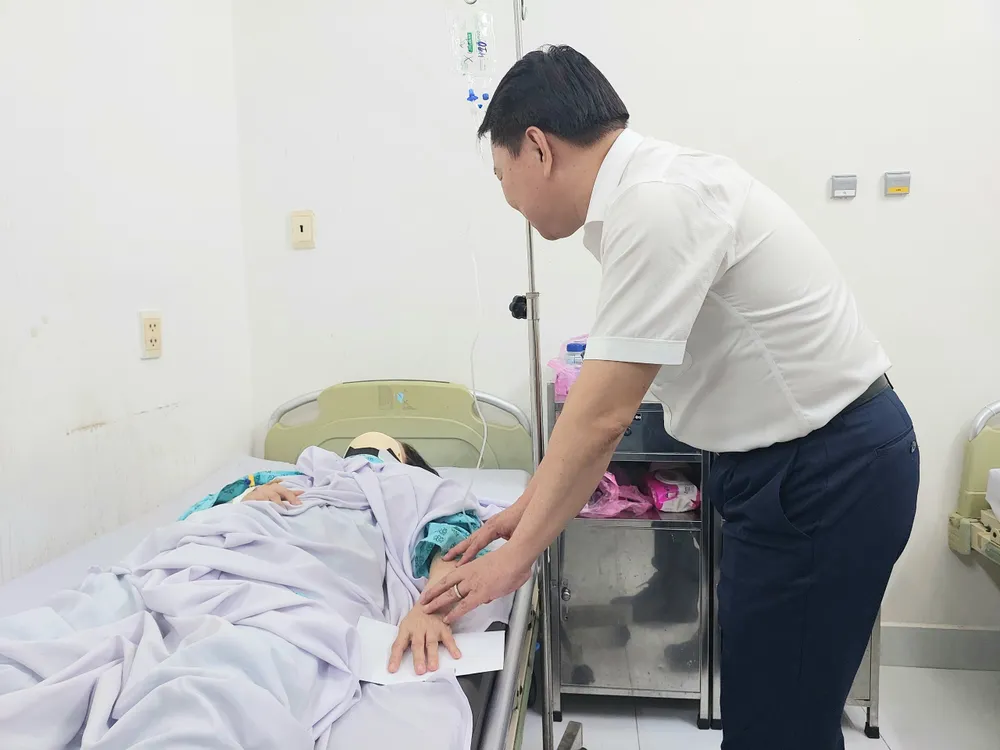Giám đốc Sở Xây dựng TP.HCM Trần Hoàng Quân đến thăm bệnh nhân đang điều trị tại BV. Sau đó, ông cũng đến viếng hai nạn nhân không may tử vong do sự cố. Ảnh: THANH THÙY Lãnh đạo Ban Dân vận Thành ủy TP.HCM viếng nạn nhân vụ gãy nhánh cây tại công viên Tao Đàn-gay-nhanh-cay-cong-vien-tao- (5).jpg