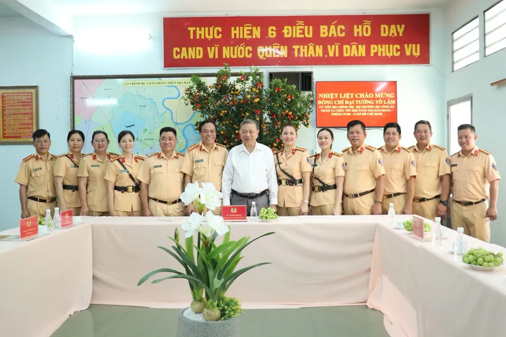 Tổng Bí thư, Chủ tịch nước Tô Lâm ở thời điểm giữ cương vị Bộ trưởng Bộ Công an đến thăm, chụp hình lưu niệm cùng cán bộ, chiến sĩ Đội Tuần tra dẫn đoàn, Phòng CSGT Công an TP.HCM, tháng 1-2024. Ảnh: PC08 cung cấp. CSGT-TPHCM-dan-doan (8).jpg