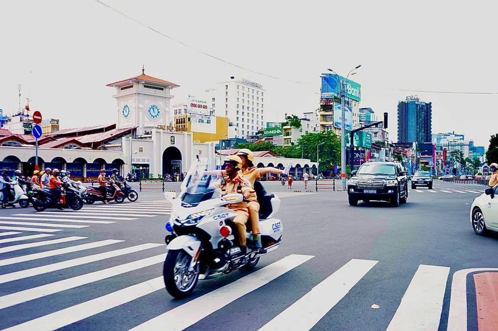 Công tác phối hợp trên đường của toàn đội rất chặt chẽ, từng khâu, từng vị trí, tại các ngã tư, giao lộ. Ảnh: PC08 cung cấp Dẫn đoàn là nhiệm vụ quan trọng của Công an TP.HCM-CSGT-TPHCM-dan-doan4.jpg