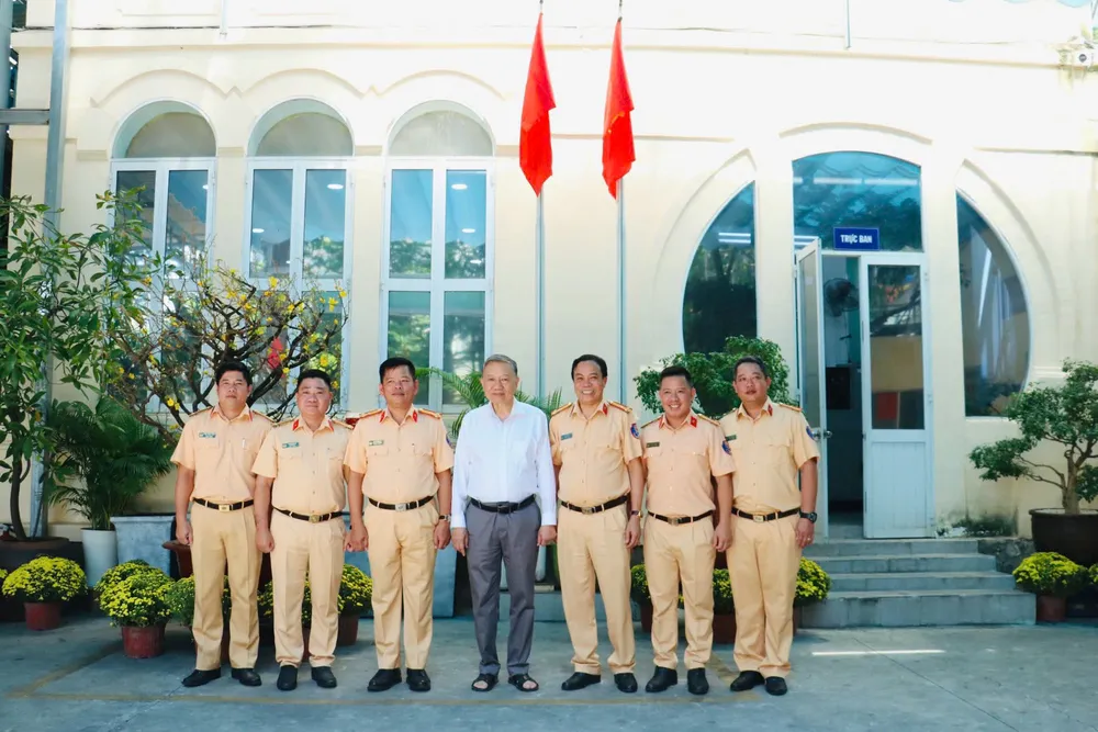Tổng Bí thư, Chủ tịch nước Tô Lâm ở thời điểm còn là Bộ trưởng Bộ Công an đã đến thăm, chụp hình lưu niệm cùng cán bộ, chiến sĩ Đội Tuần tra dẫn đoàn, Phòng CSGT Công an TP.HCM vào tháng 1-2024. Ảnh: PC08 cung cấp. Dẫn đoàn là nhiệm vụ quan trọng của Công an TP.HCM-CSGT-TPHCM-dan-doan6.jpg