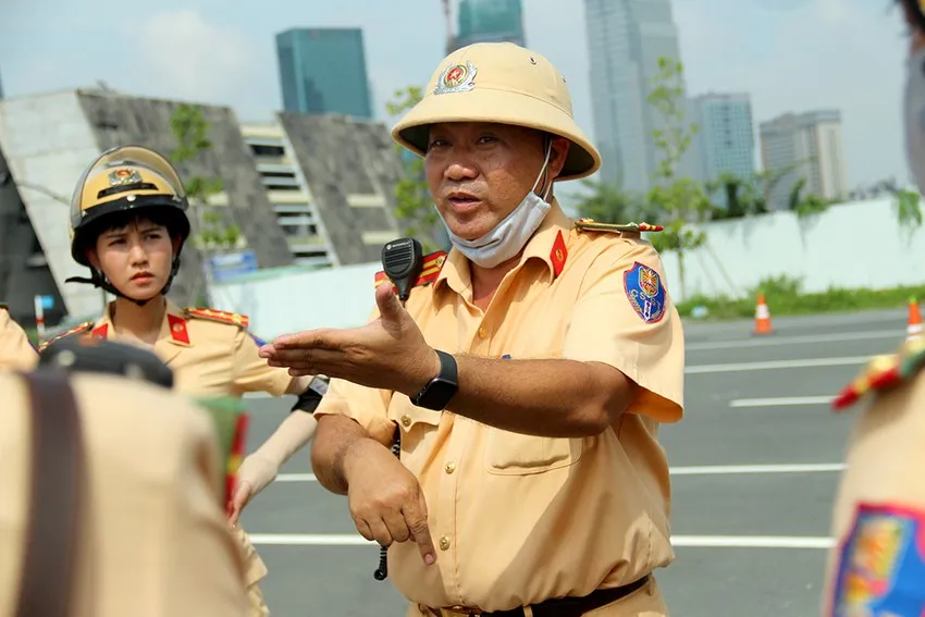 Trung tá Trương Tiến Sĩ – Đội trưởng Đội CSGT Tuần tra - Dẫn đoàn (thuộc PC08) phơi nắng cùng các nữ CSGT để hướng dẫn các kỹ năng điều khiển mô tô dẫn đoàn trong một buổi tập. Ảnh: LÊ THOA Dẫn đoàn là nhiệm vụ quan trọng của Công an TP.HCM-nu-csgt-dan-doan-16_dren.jpg