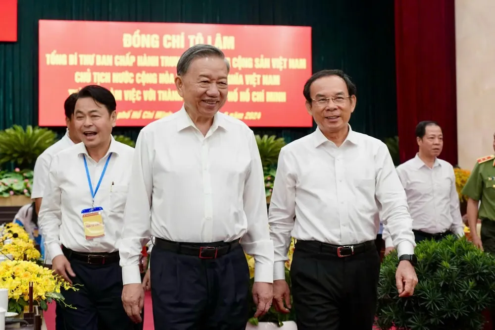 Tổng Bí thư, Chủ tịch nước Tô Lâm làm việc với Thành ủy TP.HCM chiều 17-8. Ảnh: SGGP Tổng Bí thư, Chủ tịch nước Tô Lâm: 'Các cháu đến tuổi đều phải được đến trường' tong-bi-thu-chu-tich-nuoc-to-lam (3).jpg
