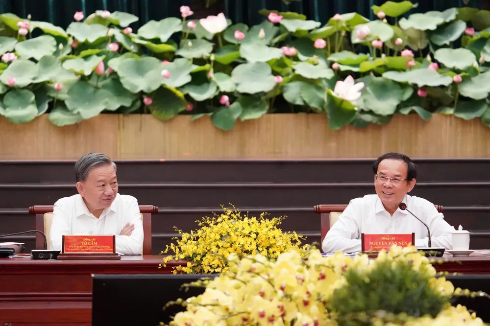 Chủ tịch UBND TP.HCM Phan Văn Mãi mong có cơ chế đủ mạnh để khơi sức cho TP.HCM tong-bi-thu-lam-viec-voi-tphcm.jpg