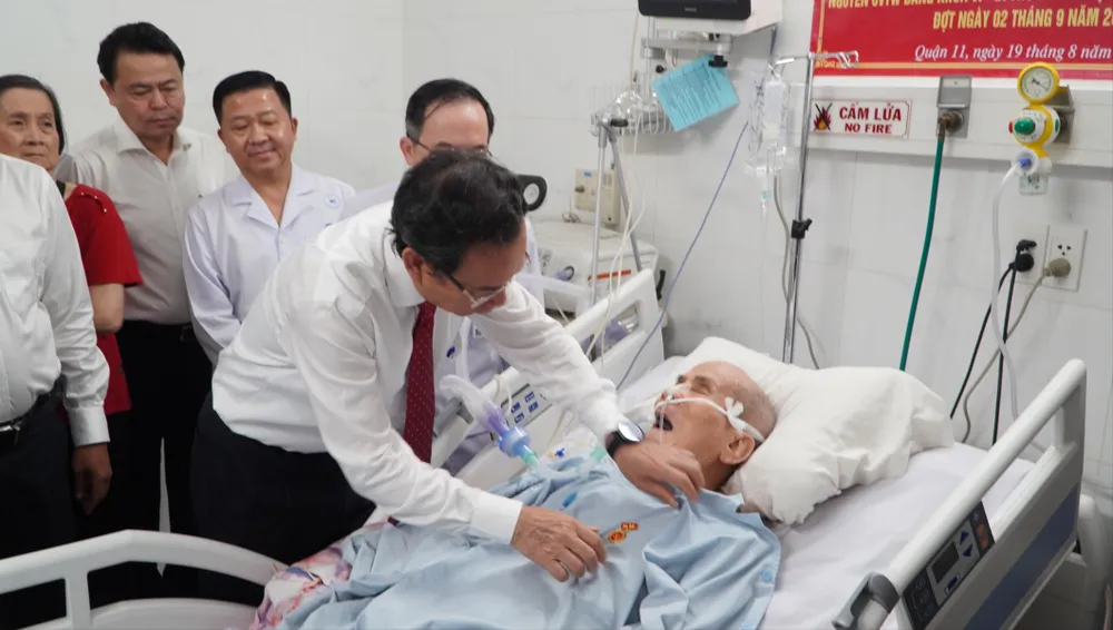 Bí thư Thành ủy TP.HCM Nguyễn Văn Nên trao huy hiệu 80 năm tuổi Đảng đợt ngày 2-9-2024, cho ông Lê Quang Thành. Ảnh: THANH THÙY Bí thư Thành ủy TP.HCM Nguyễn Văn Nên trao huy hiệu 80 năm tuổi Đảng đợt 2-9-bi-thu-nguyen-van-nen-trao-huy-hieu-dang-2-91.JPG