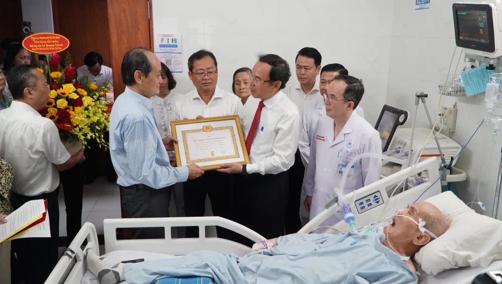 Bí thư Thành ủy TP.HCM Nguyễn Văn Nên chúc gia đình luôn mạnh khỏe, mọi việc tốt đẹp và tiếp tục phát huy truyền thống vẻ vang của cha ông. Ảnh: THANH THÙY Bí thư Thành ủy TP.HCM Nguyễn Văn Nên trao huy hiệu 80 năm tuổi Đảng đợt 2-9 -bi-thu-nguyen-van-nen-trao-huy-hieu-dang-2-92.JPG