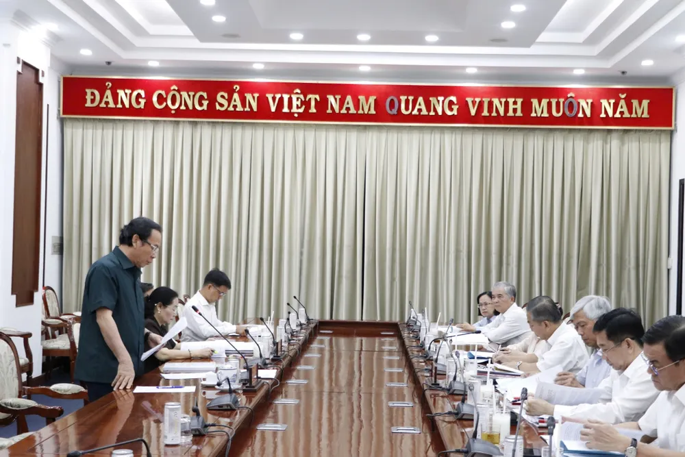 Bí thư Thành ủy Nguyễn Văn Nên, Trưởng ban chỉ đạo thực hiện sắp xếp đơn vị hành chính chủ trì phiên họp đầu tiên. Ảnh: THANH TUYỀN TP.HCM: Không giảm ngay số cán bộ dôi dư sau sắp xếp đơn vị hành chính cấp huyện, xã-hop-ban-chi-dao-sap-xep-don-vi-hanh-chinh (8).jpg