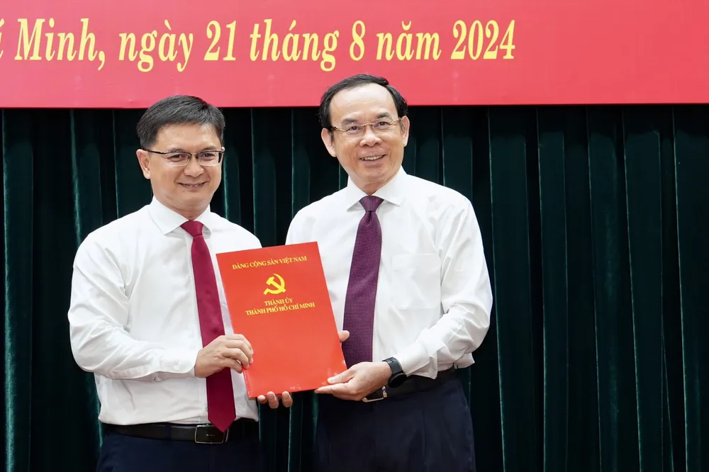 Bí thư Thành ủy TP.HCM Nguyễn Văn Nên trao quyết định cho ông Nguyễn Mạnh Cường. Ảnh: THANH THÙY Ban Bí thư chuẩn y 4 ủy viên Ban Thường vụ Thành ủy TP.HCM-z5752426769340_31a8027e124a364d14956e36d416aafc.jpg
