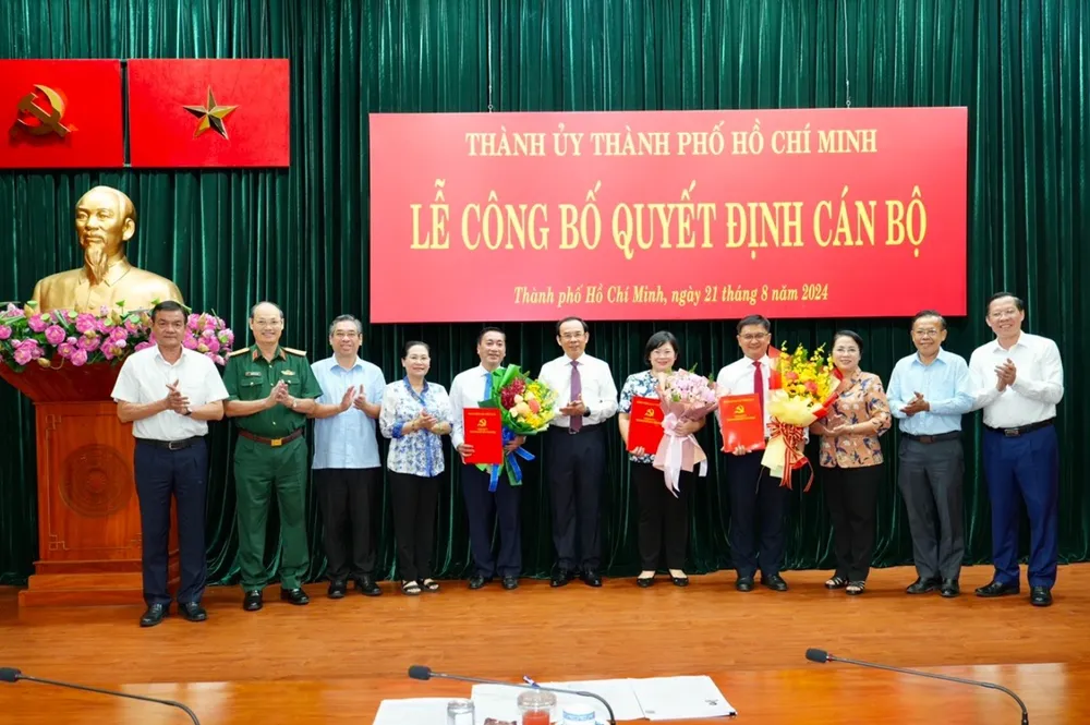 Lãnh đạo TP.HCM chúc mừng các nhân sự được Ban Bí thư chuẩn y tham gia Ban Thường vụ Thành ủy TP.HCM. Ảnh: THANH THÙY Điều động, bổ nhiệm, chuẩn y nhân sự chủ chốt nhiều bộ, ngành ở Trung ương