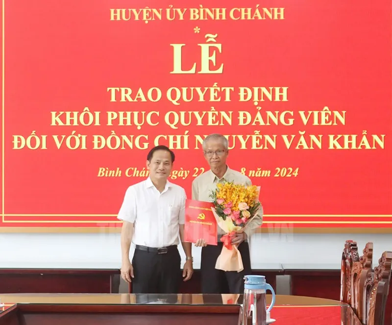 Ông Phạm Văn Lũy, Phó Bí thư Thường trực Huyện ủy huyện Bình Chánh, trao quyết định cho ông Khẩn. Ảnh: Web Thành ủy TP.HCM Ông Nguyễn Văn Khẩn nhận quyết định khôi phục quyền Đảng viên sau gần 30 bị oan sai-huyen-uy-binh-chanh-to-chuc-le-trao-quyet-dinh-khoi-phuc-quyen-dang-vien-doi-voi-ong-nguyen-van-khan.jpg