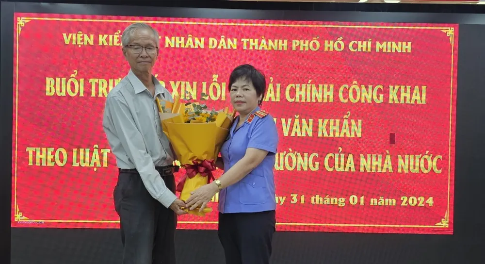 Bà Vũ Thị Xuân Nhuệ, Trưởng phòng thực hiện quyền công tố, kiểm sát xét xử phúc thẩm án hình sự, VKSND TP.HCM, thay mặt cơ quan tố tụng tặng hoa và xin lỗi công khai ông Nguyễn Văn Khẩn vào ngày 31-1-2024. Ảnh: SONG MAI xin-loi-va-cai-chinh-cong-khai-ong-nguyen-van-khan-7200.jpg