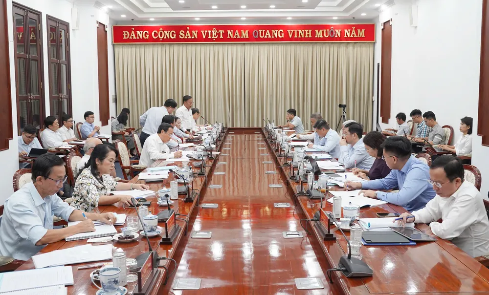 Bí thư thành ủy TP.HCM Nguyễn Văn Nên chủ trì họp Ban chỉ đạo triển khai Nghị quyết 98. Ảnh: THUẬN VĂN TP.HCM còn nhiều ràng buộc trong triển khai Nghị quyết 98-hop-ban-chi-dao-nghi-quyet-984.jpg