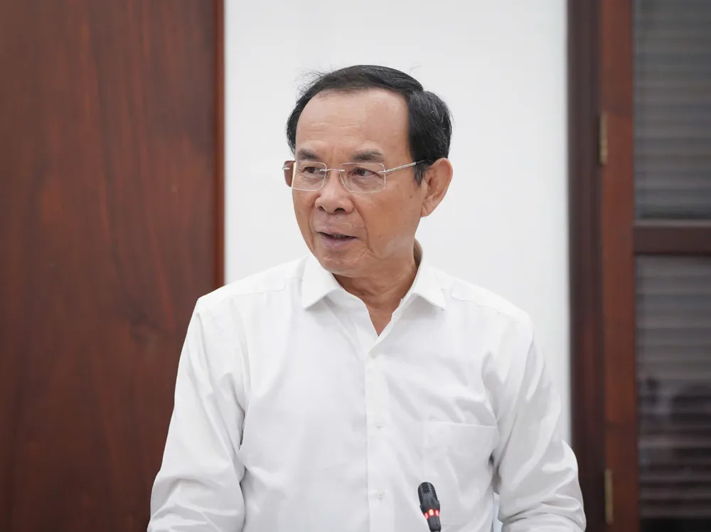 Bí thư Thành ủy TP.HCM Nguyễn Văn Nên lưu ý, thời gian không còn nhiều và TP.HCM đã tập trung triển khai nhiều nhiệm vụ quan trọng sau hơn một năm thực hiện Nghị quyết 98. Ảnh: THUẬN VĂN hop-ban-chi-dao-nghi-quyet-985.jpg